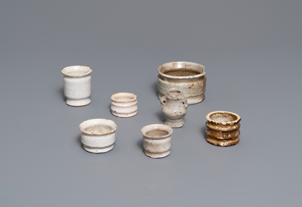 Six pots &agrave; onguent en fa&iuml;ence blanche de Delft et une miniature en gr&egrave;s de Raeren, 16/17&egrave;me