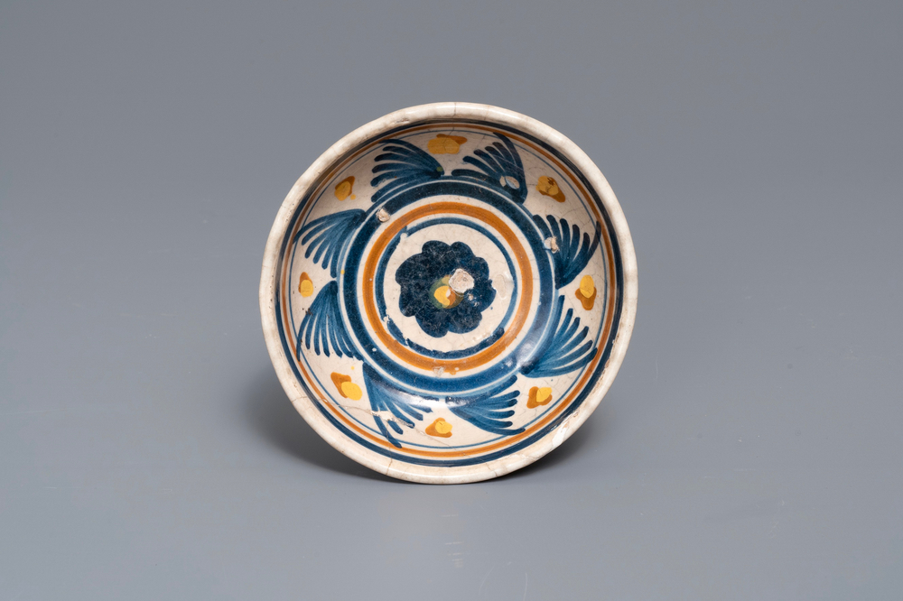 Un bol en majolique polychrome des Pays-Bas, d&eacute;but du 17&egrave;me