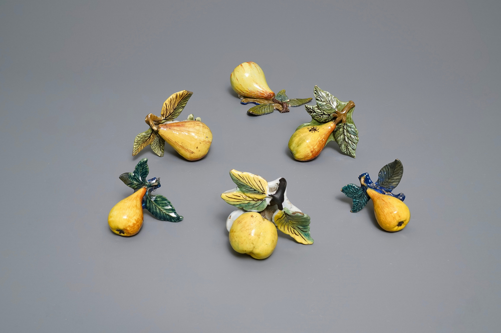 Zes polychrome Delftse modellen van appels en peren, 18e eeuw