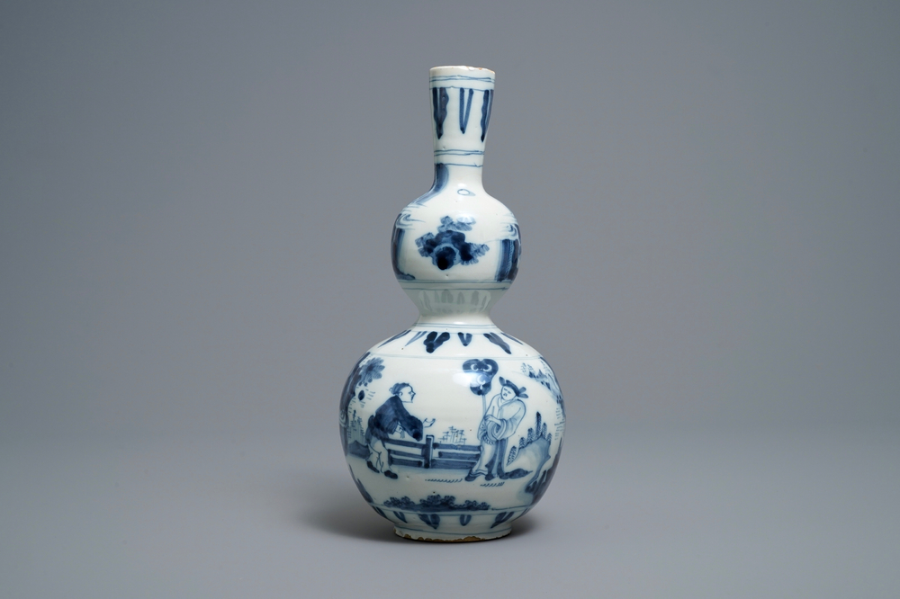 Een blauw-witte Delftse chinoiserie kalebasvaas, begin 18e eeuw
