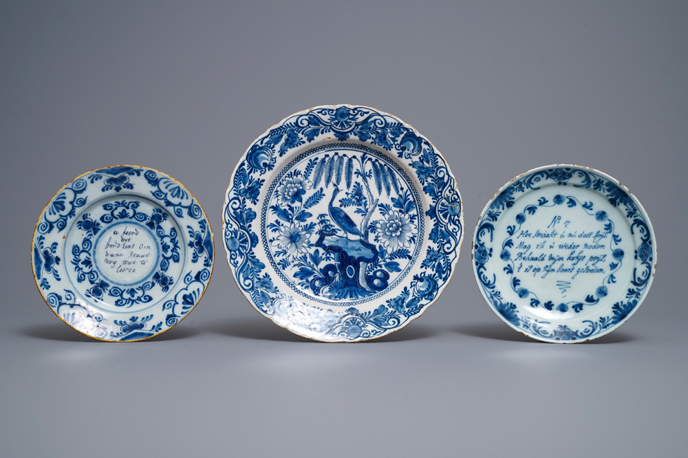 Deux assiettes parlantes et un plat en fa&iuml;ence de Delft en bleu et blanc, 18&egrave;me