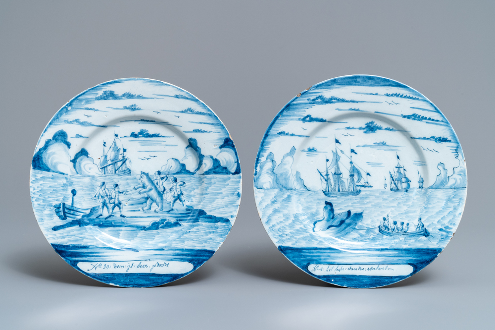 Une paire d'assiettes en fa&iuml;ence de Delft bleu et blanc &agrave; d&eacute;cor de la chasse &agrave; la baleine, 18&egrave;me