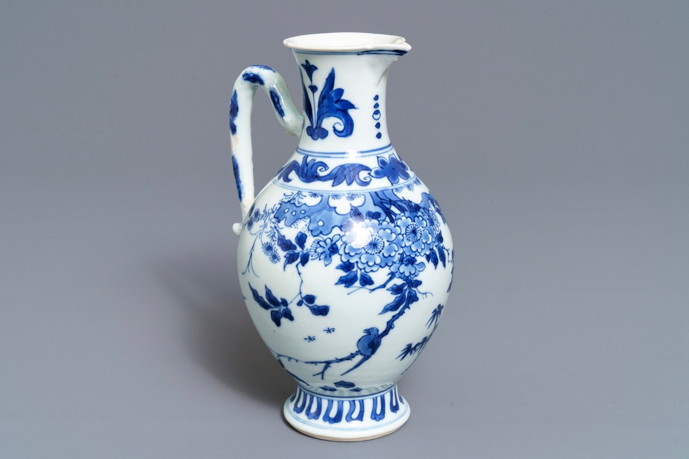 Une verseuse en porcelaine de Chine bleu et blanc &agrave; d&eacute;cor floral, &eacute;poque Transition
