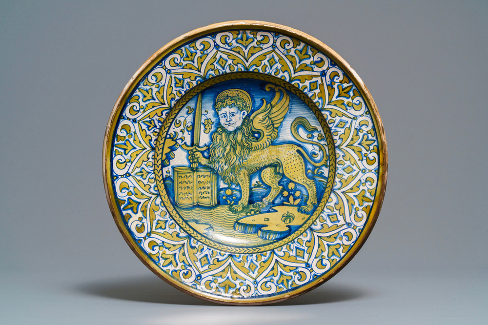 Een Italiaanse majolica schotel met de leeuw van Sint-Marcus, Deruta, 2e kwart 16e eeuw