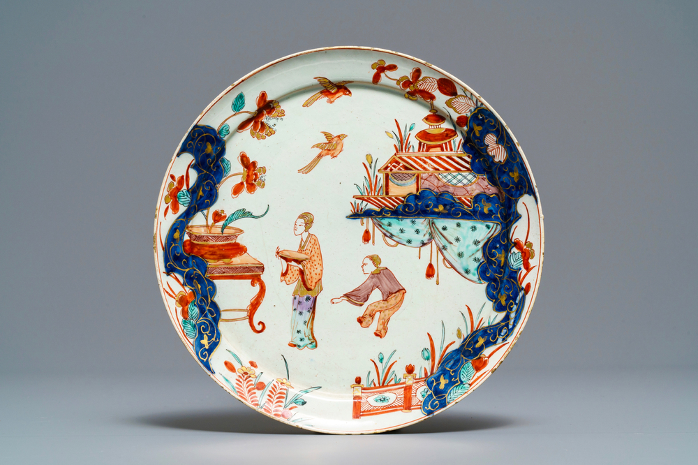 Een Delfts dor&eacute; chinoiserie bord, begin 18e eeuw