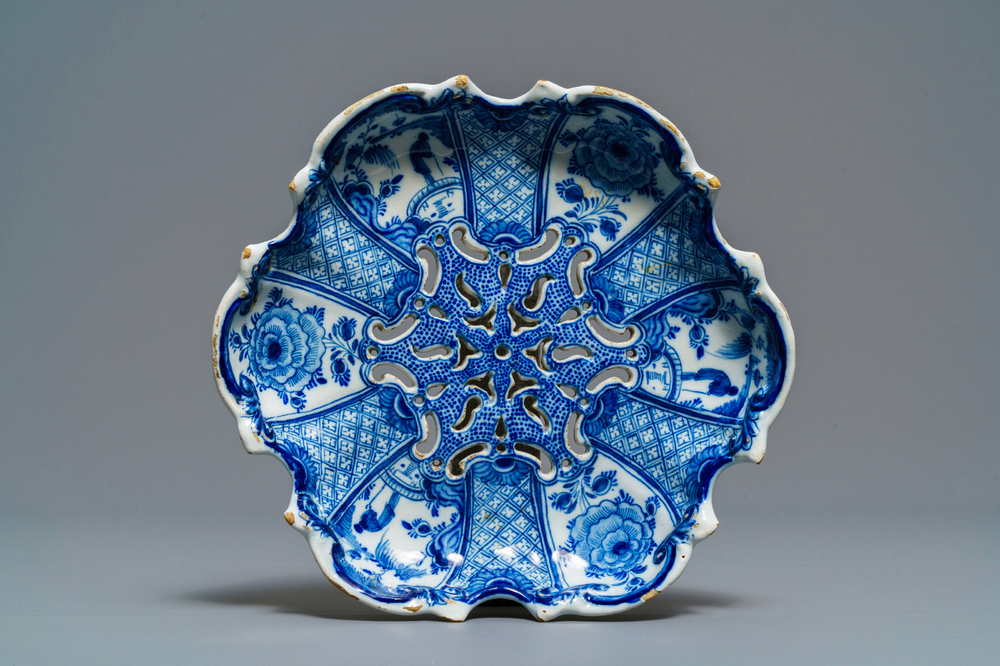A Dutch Delft blue and white tripod strawberry strainer, 18th C.