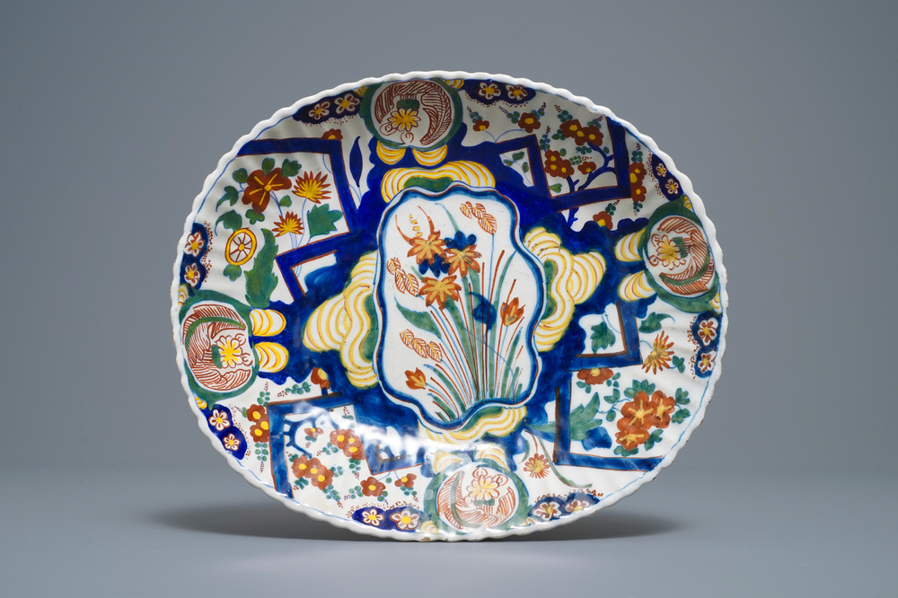 Een gelobde ovale polychrome Delftse 'bliksem' schotel, begin 18e eeuw