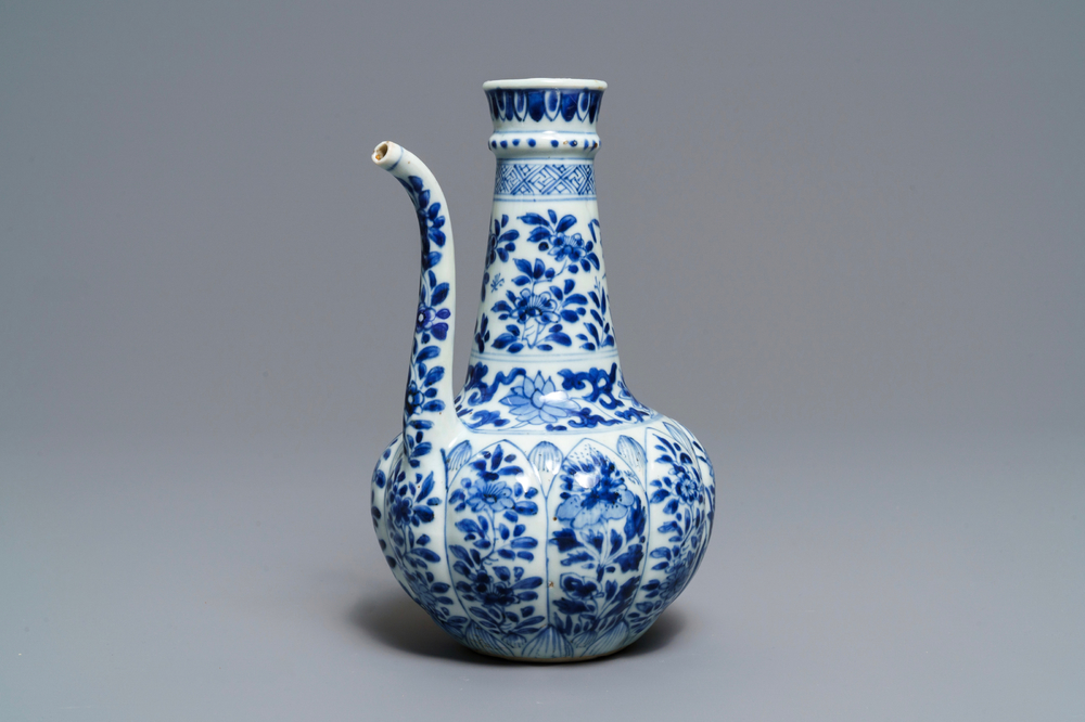 Een Chinese blauw-witte kendi met floraal decor, Kangxi