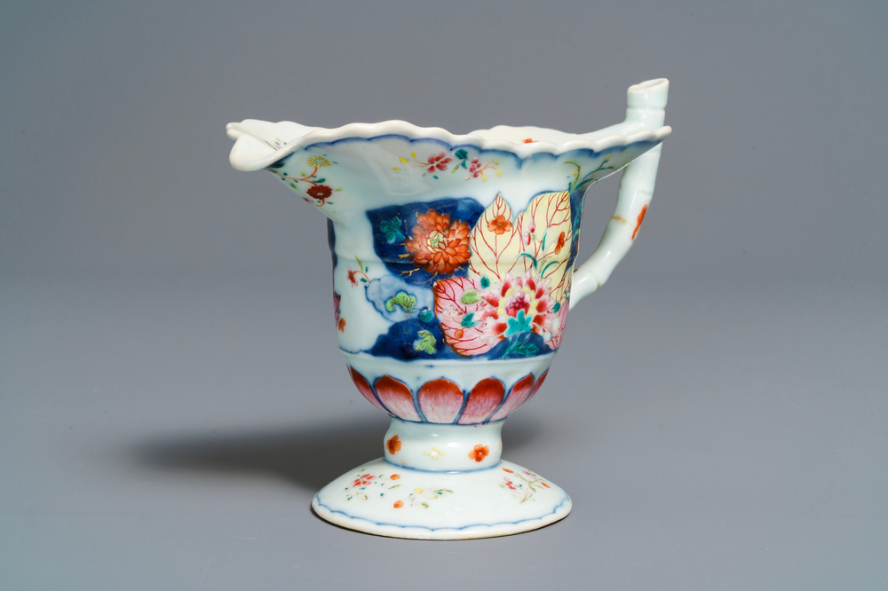Une verseuse en porcelaine de Chine famille rose &agrave; d&eacute;cor 'Feuille de tabac', Qianlong