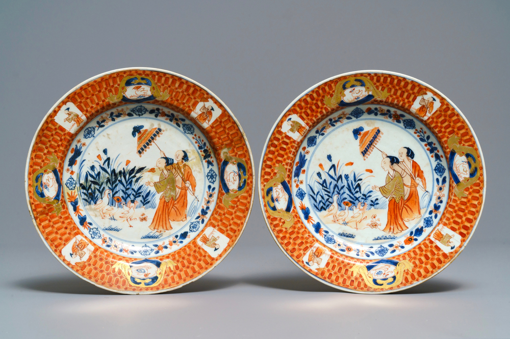 Une paire d'assiettes en porcelaine de Chine de style Imari &agrave; d&eacute;cor 'Dames au Parasol', Qianlong