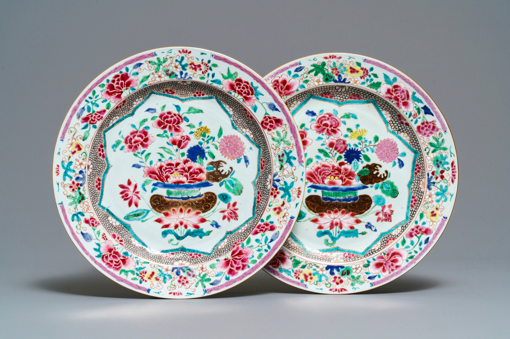 Une paire de plats en porcelaine de Chine famille rose, Qianlong