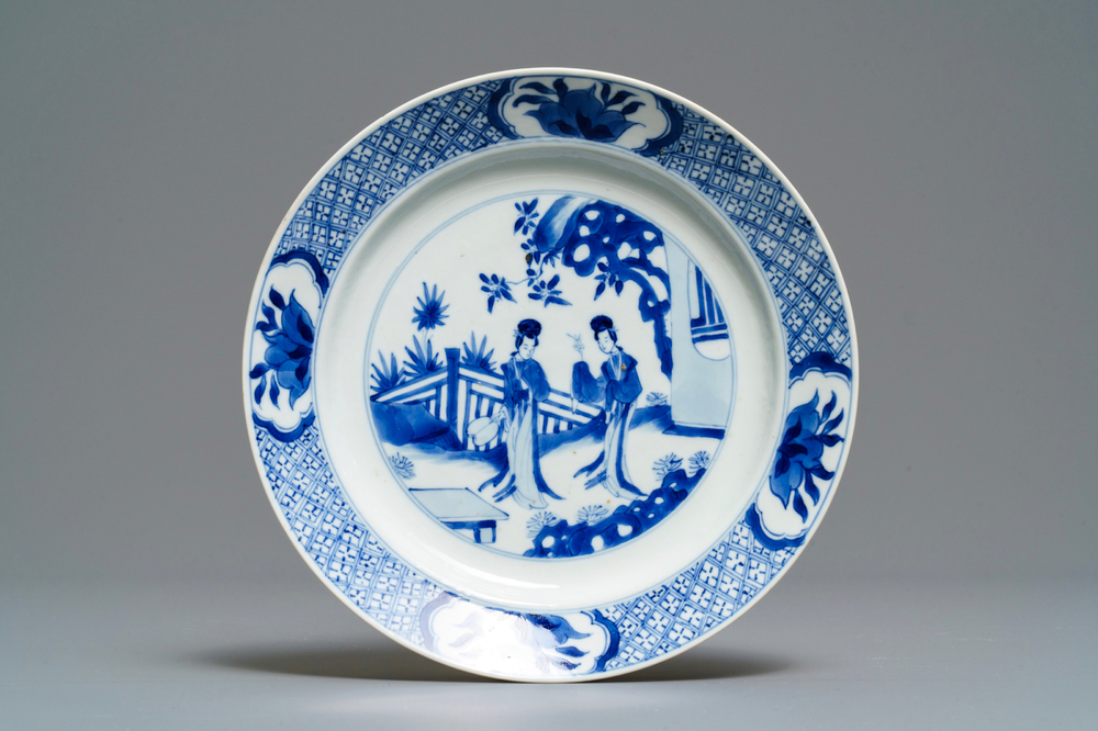 Une assiette en porcelaine de Chine bleu et blanc, marque et &eacute;poque de Kangxi
