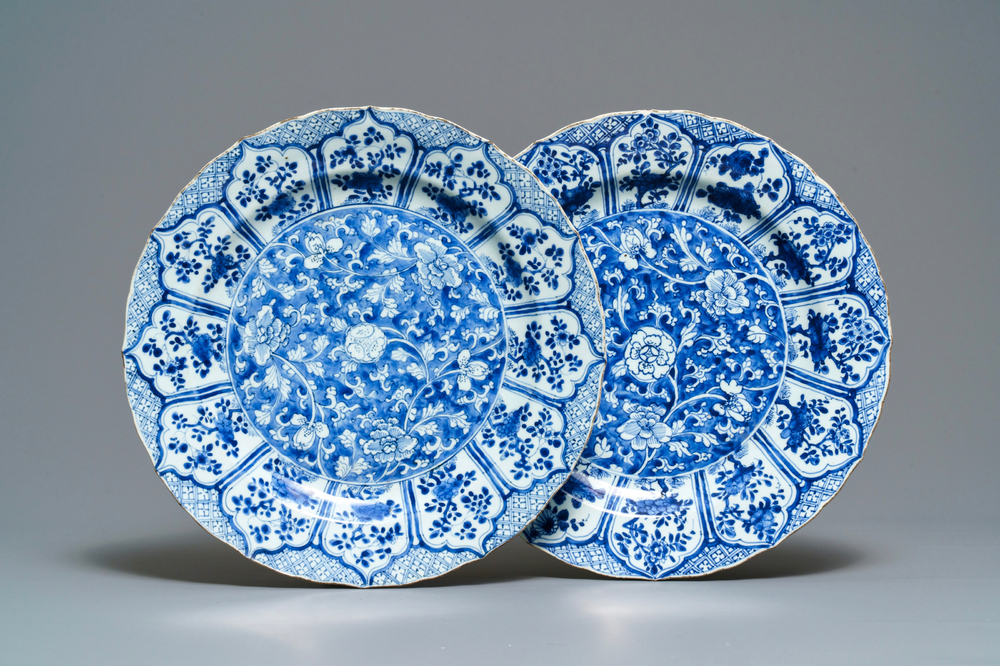 Een paar Chinese blauw-witte schotels met floraal decor, Kangxi