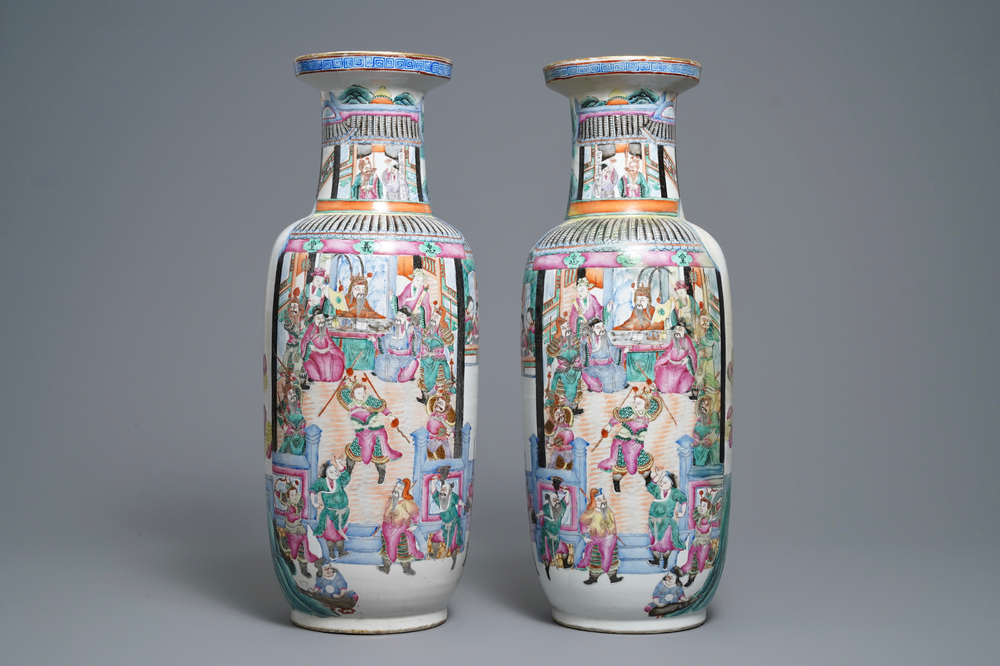 Une paire de vases de forme rouleau en porcelaine de Chine famille rose, 19&egrave;me