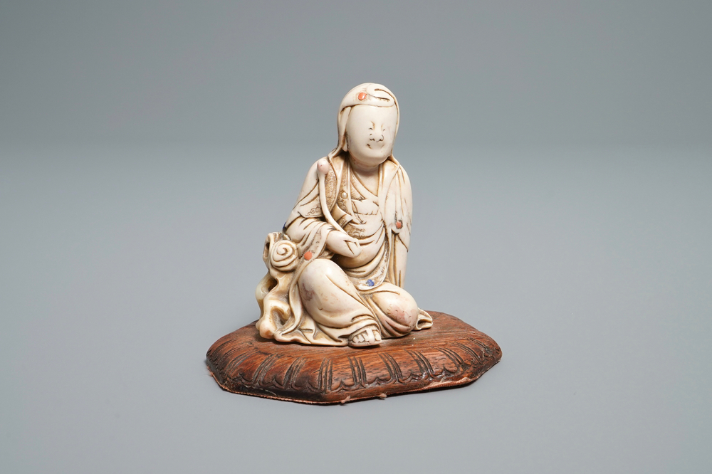 Une figure d'une d&eacute;it&eacute; en pierre &agrave; savon incrust&eacute;, Chine, 17/18&egrave;me