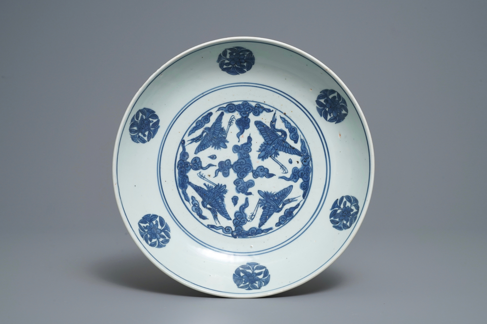 Un plat en porcelaine de Chine bleu et blanc &agrave; d&eacute;cor de grues, marque et &eacute;poque de Jiajing