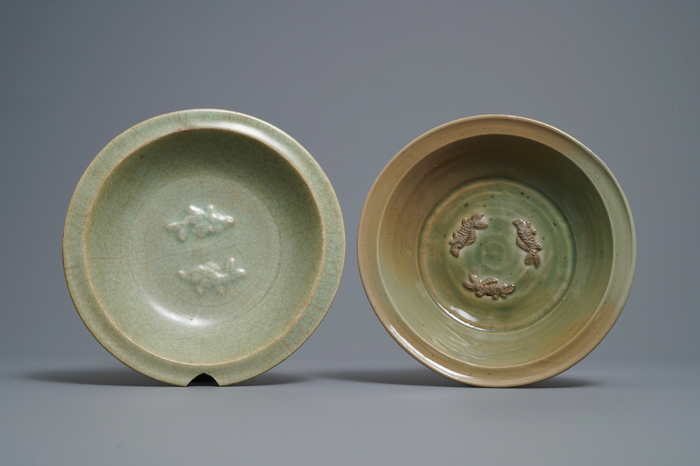 Deux plats en porcelaine de Chine c&eacute;ladon de Longquan &agrave; d&eacute;cor de poissons, Ming