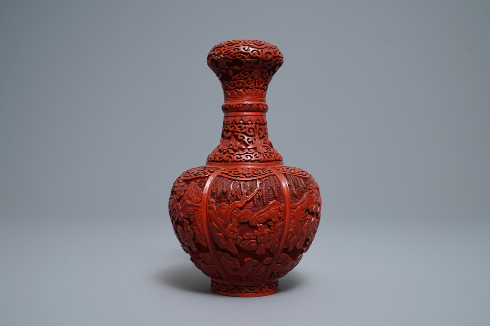 Un vase de forme bouteille en laque rouge, Chine, 19/20&egrave;me