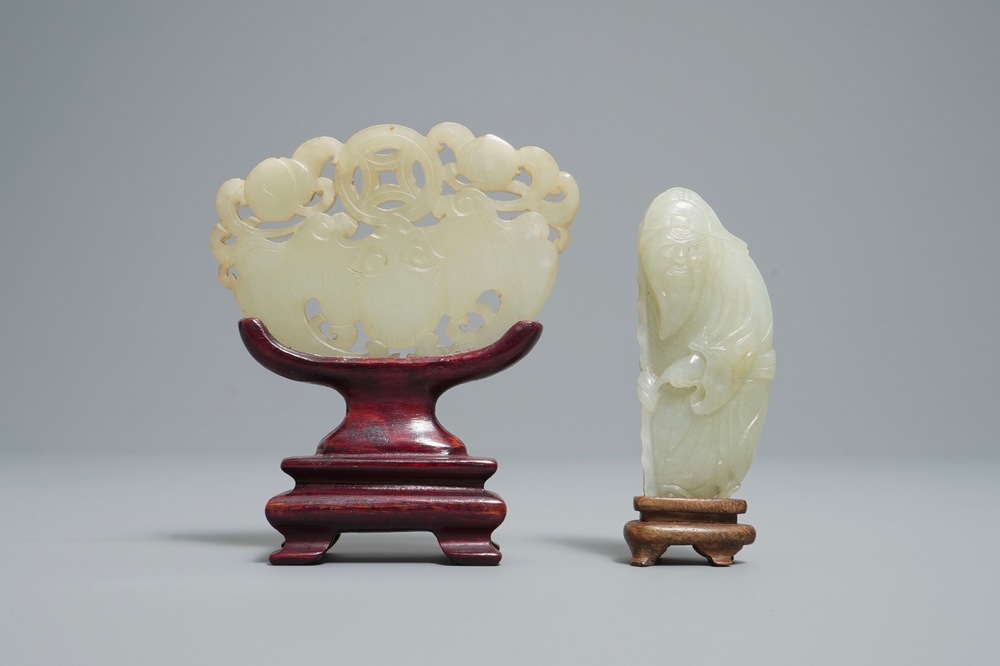 Deux pi&egrave;ces en jade c&eacute;ladon p&acirc;le sculpt&eacute;, Chine, Qing