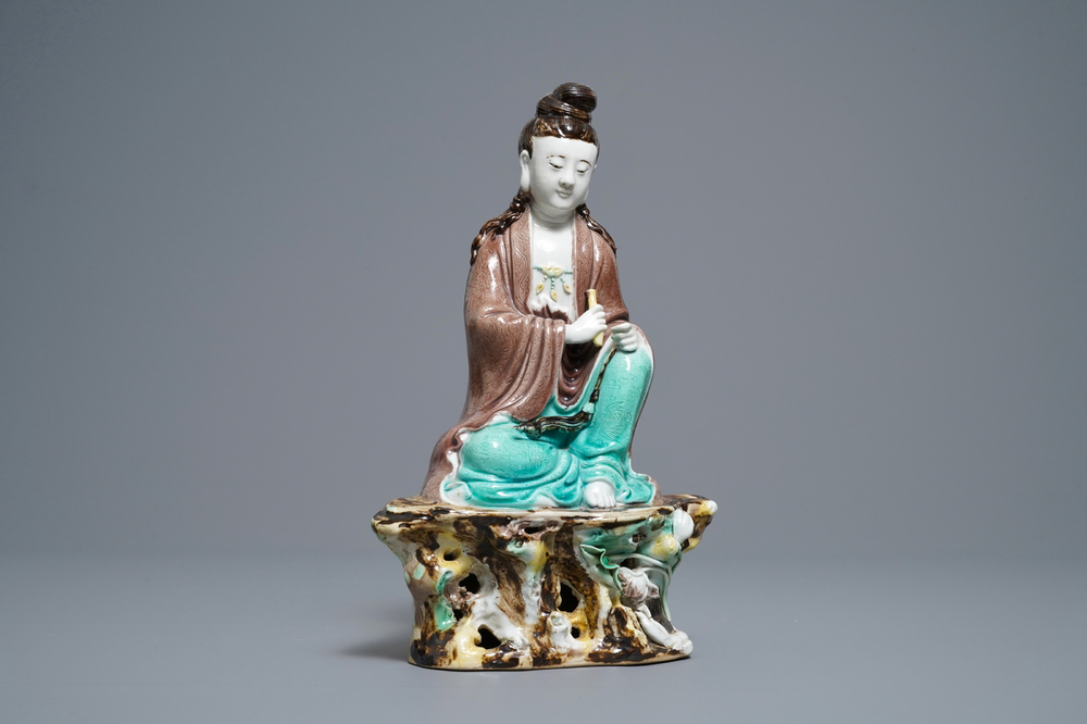 Une figure de Bouddha en porcelaine de Chine biscuit &eacute;maill&eacute; verte, marque en creux, R&eacute;publique