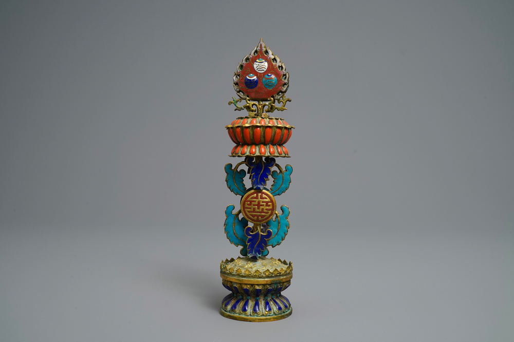 Un embl&egrave;me d'autel bouddhiste en &eacute;maux cloisonn&eacute;s et bronze dor&eacute;, Chine, 19&egrave;me