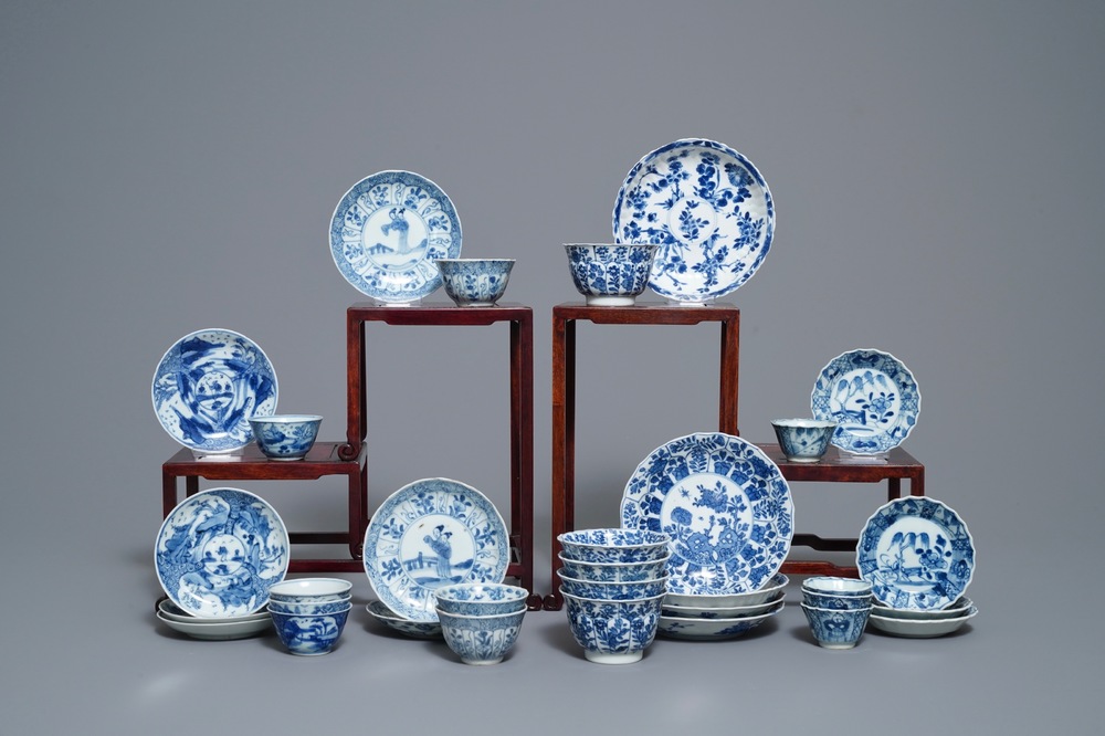 Zestien Chinese blauw-witte koppen en schotels, Kangxi