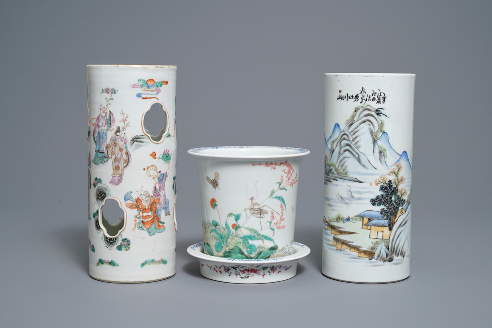 Two Chinese famille rose hat stands and a jardini&egrave;re, 19/20th C.