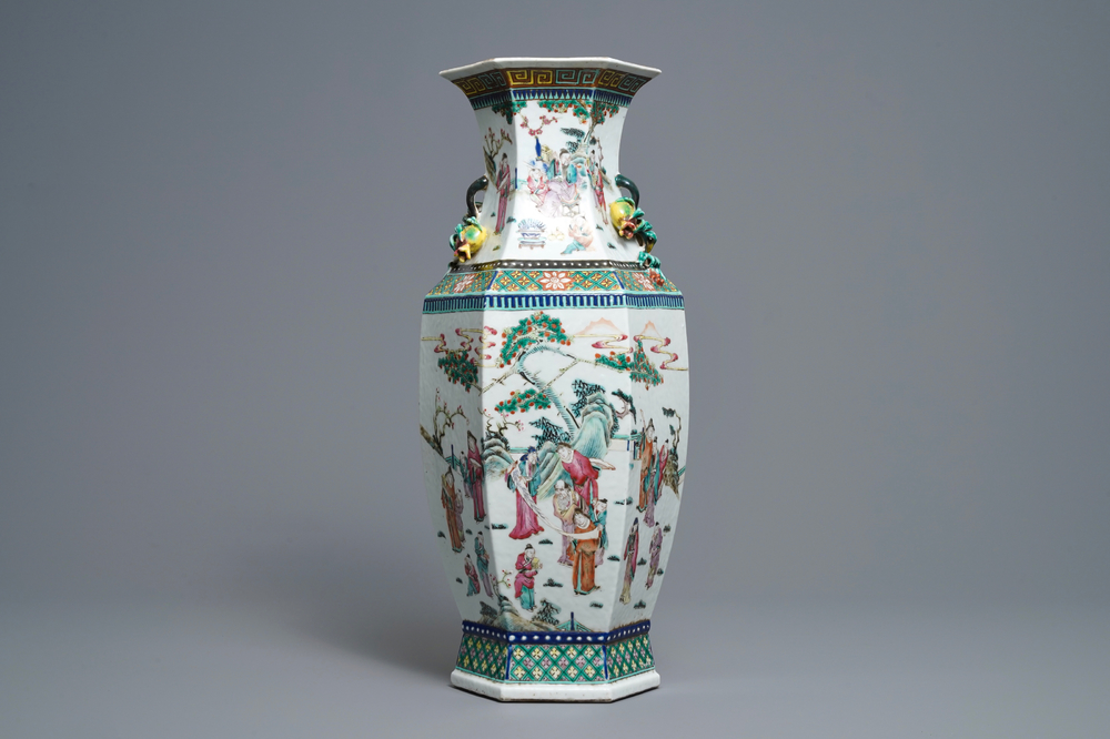 Een hexagonale Chinese famille rose vaas met geleerden, 19e eeuw