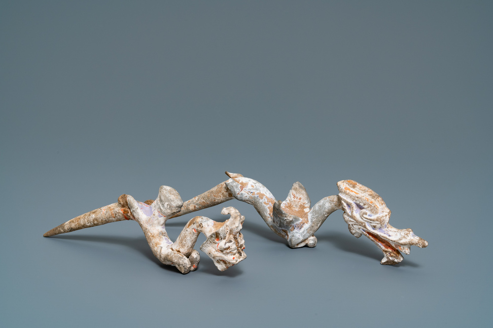 Une paire de figures de dragons en terre cuite polychrome, Han