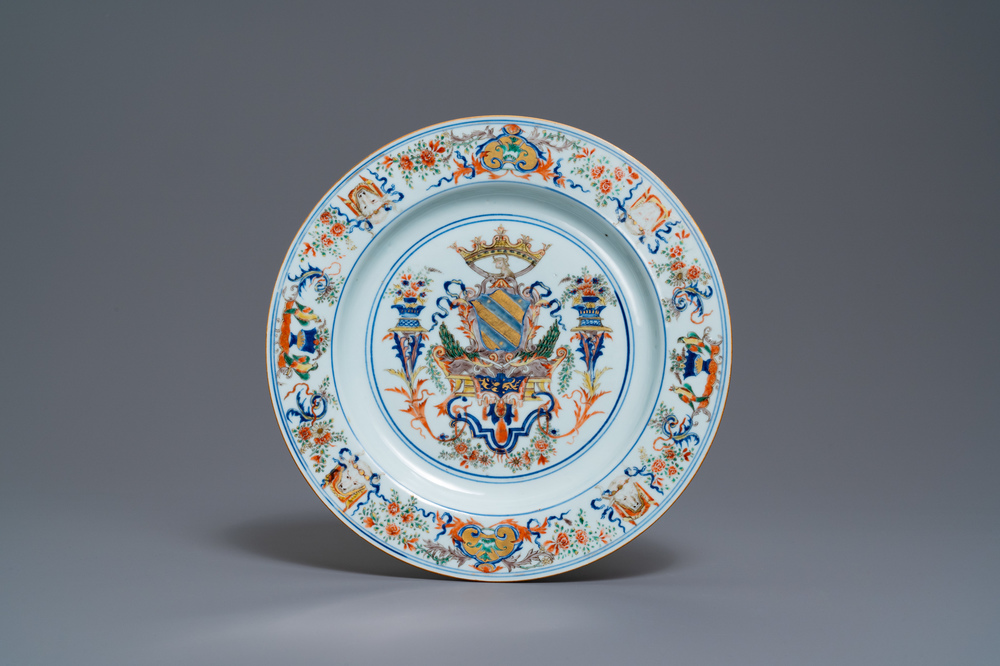 Un plat en porcelaine de Chine verte-Imari pour le march&eacute; portugais aux armes d'Ataide, vers 1720