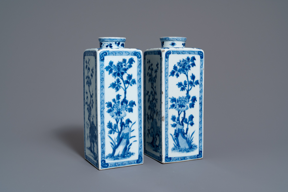 Een paar Chinese blauw-witte theebussen met floraal decor, Kangxi