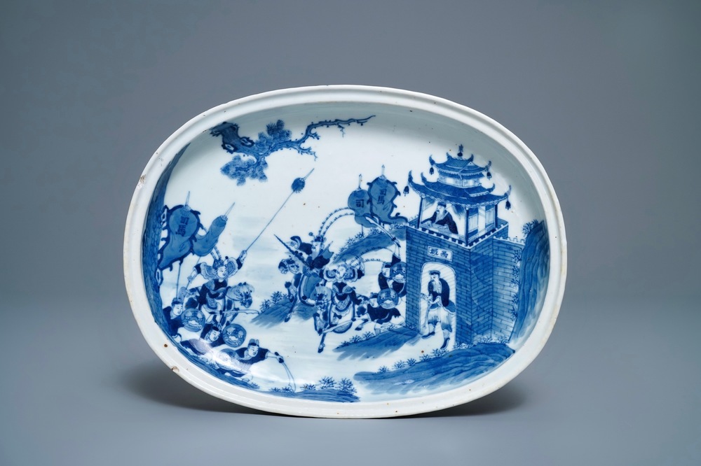 A Chinese blue and white Vietnamese market 'Bleu de Hue' oval serving dish, 19th C.