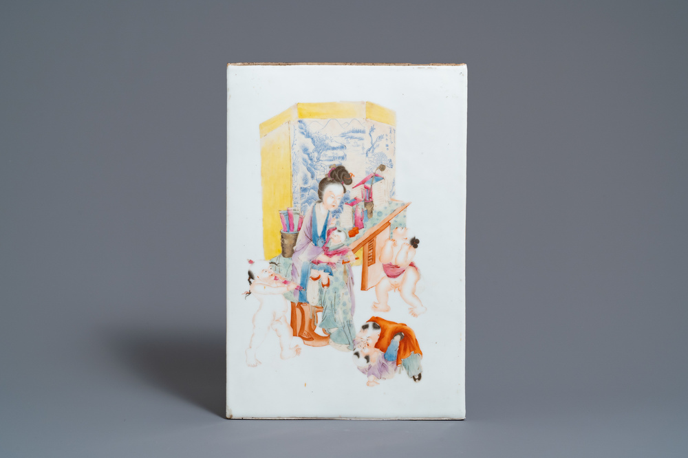 Une plaque en porcelaine de Chine famille rose, R&eacute;publique