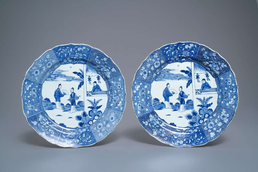 Une paire de plats en porcelaine de Chine en bleu et blanc &agrave; d&eacute;cor de 'La Romance de la chambre de l'ouest', Qianlong