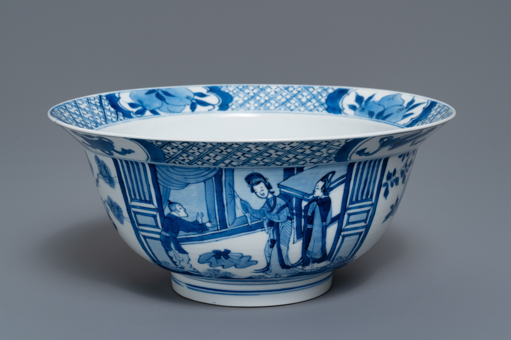 Un bol de type klapmuts en porcelaine de Chine en bleu et blanc, marque et &eacute;poque de Kangxi