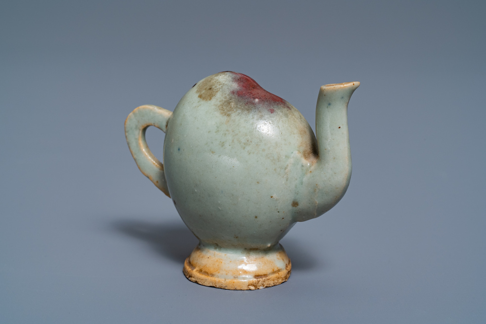 Une th&eacute;i&egrave;re miniature en forme de p&ecirc;che en porcelaine de Chine &agrave; &eacute;mail junyao, Kangxi/Qianlong