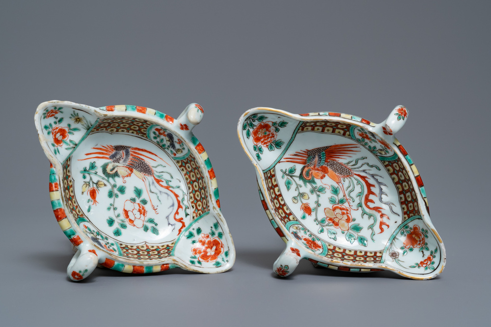 Une paire de sauci&egrave;res en porcelaine de Chine famille verte &agrave; d&eacute;cor de ph&eacute;nix, Kangxi