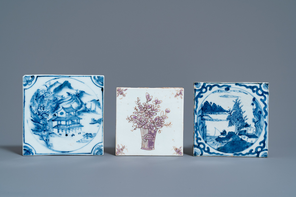 Drie Chinese blauw-witte en paars-roze tegels, Kangxi/Qianlong