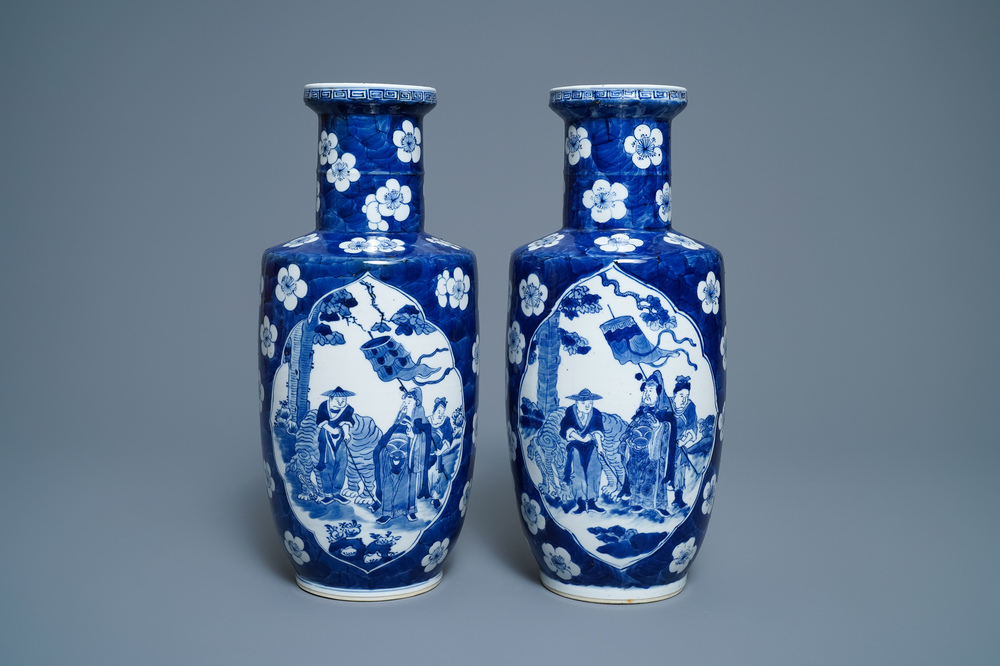 Une paire de vases de forme rouleau en porcelaine de Chine en bleu et blanc, marque de Kangxi, 19&egrave;me