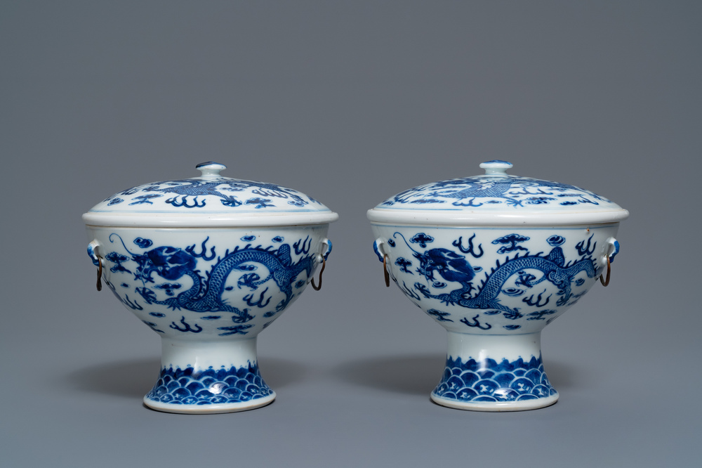 Een paar Chinese blauw-witte dekselkommen met draken, 19e eeuw
