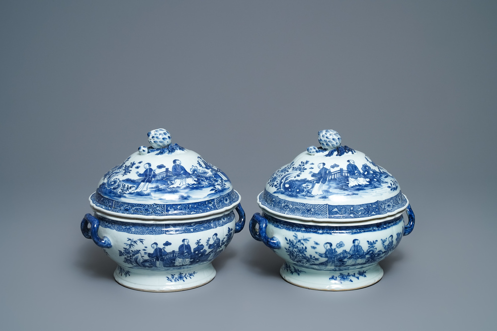 Une paire de terrines couvertes en porcelaine de Chine en bleu et blanc, Qianlong