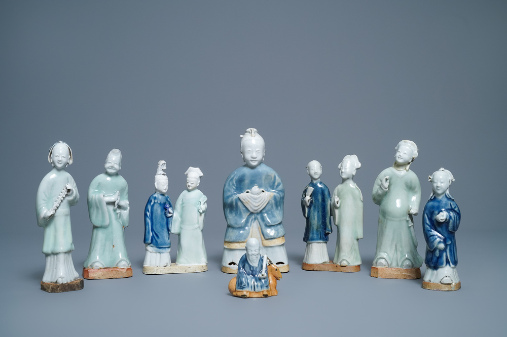 Huit groupes en biscuit &eacute;maill&eacute; bleu, blanc et c&eacute;ladon, Chine, Qianlong/Jiaqing