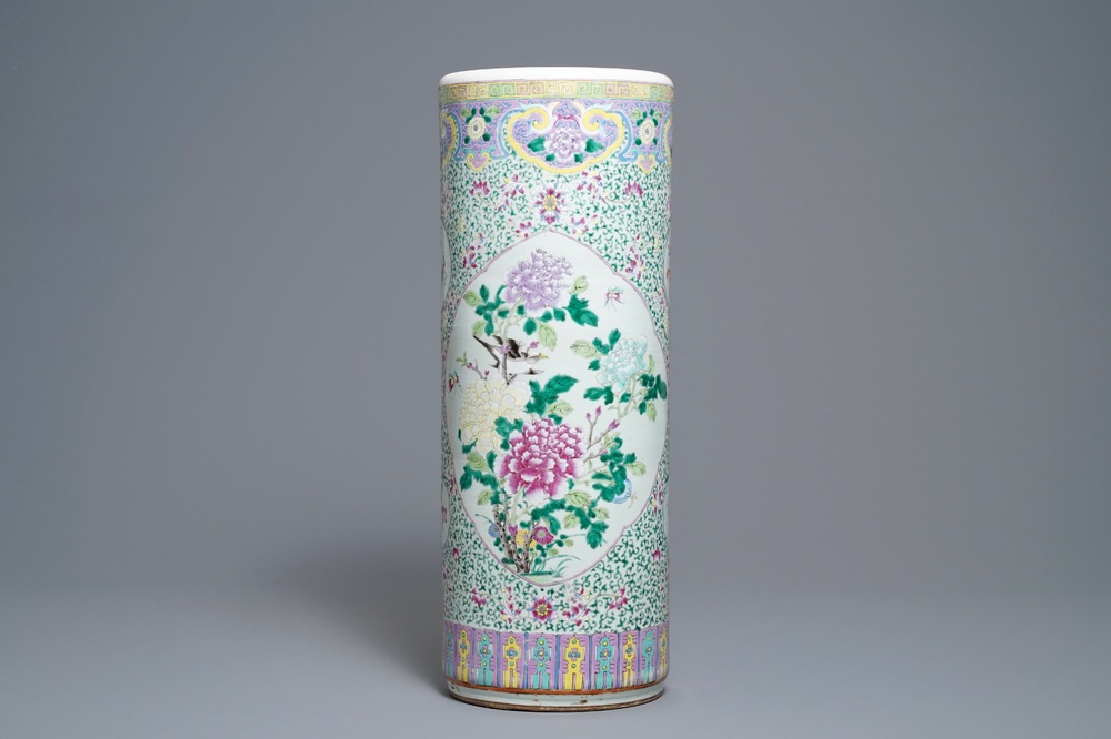 Un vase de forme cylindrique en porcelaine de Chine famille rose, 19&egrave;me