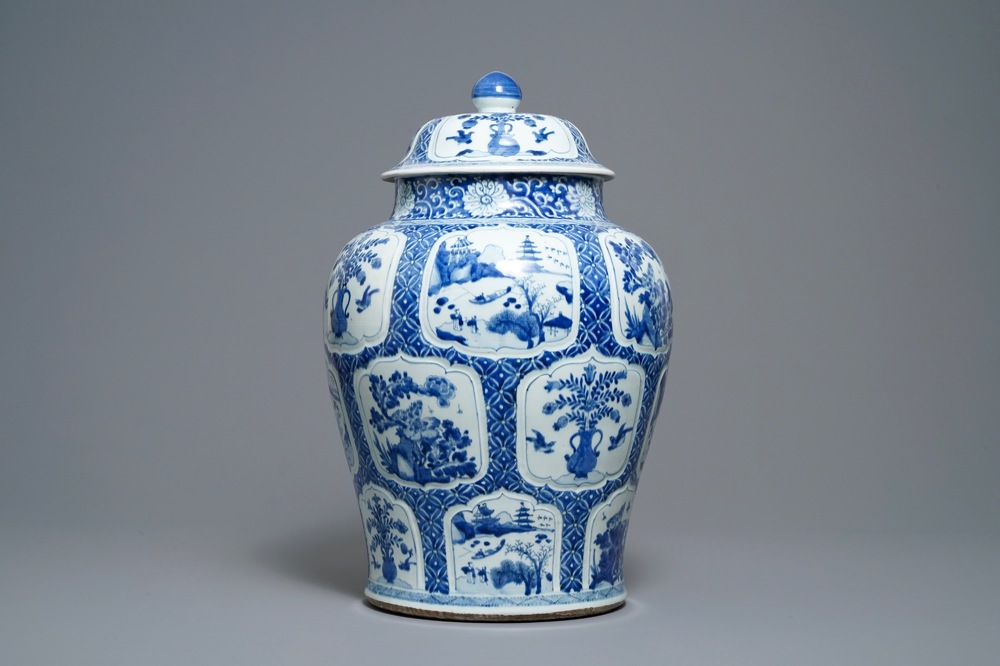 Un vase couvert en porcelaine de Chine en bleu et blanc, Kangxi