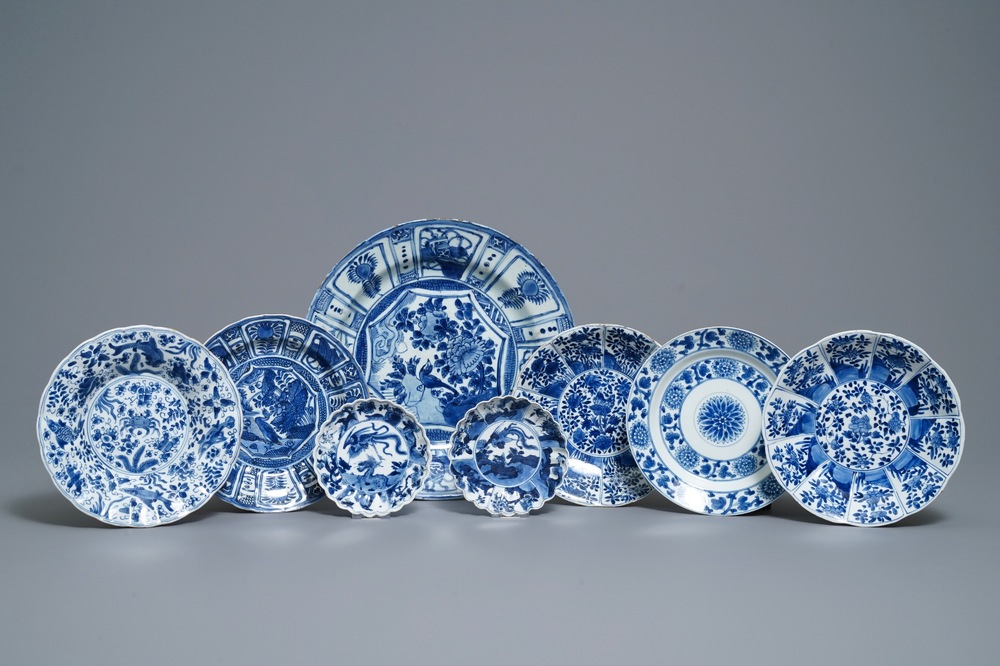 Huit assiettes en porcelaine de Chine en bleu et blanc, Wanli/Kangxi
