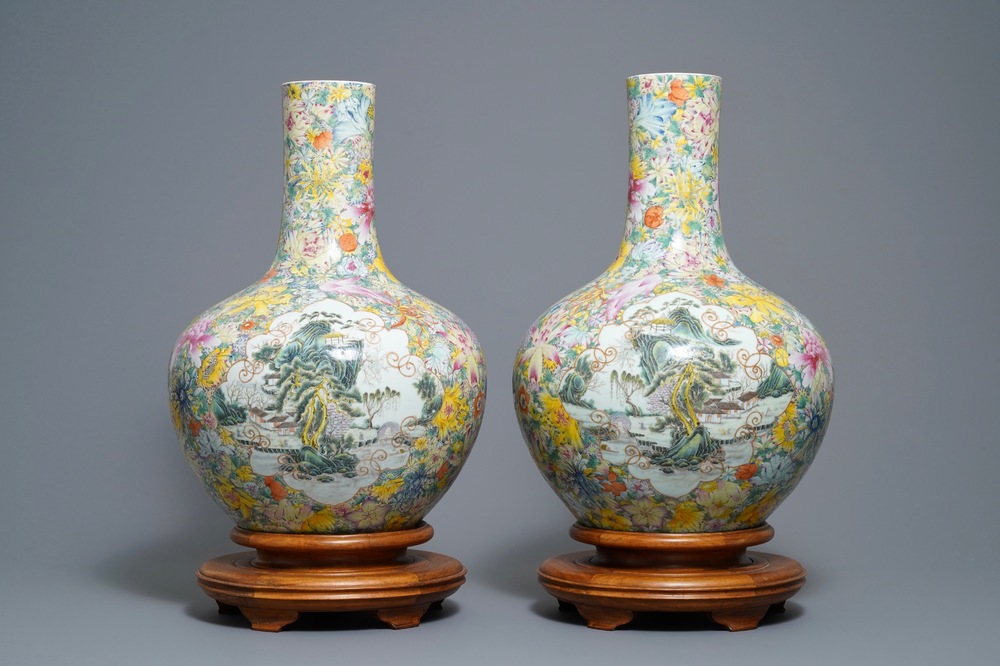 Une paire de vases de forme tianqiu ping en porcelaine de Chine famille rose, marque de Qianlong, 19/20&egrave;me