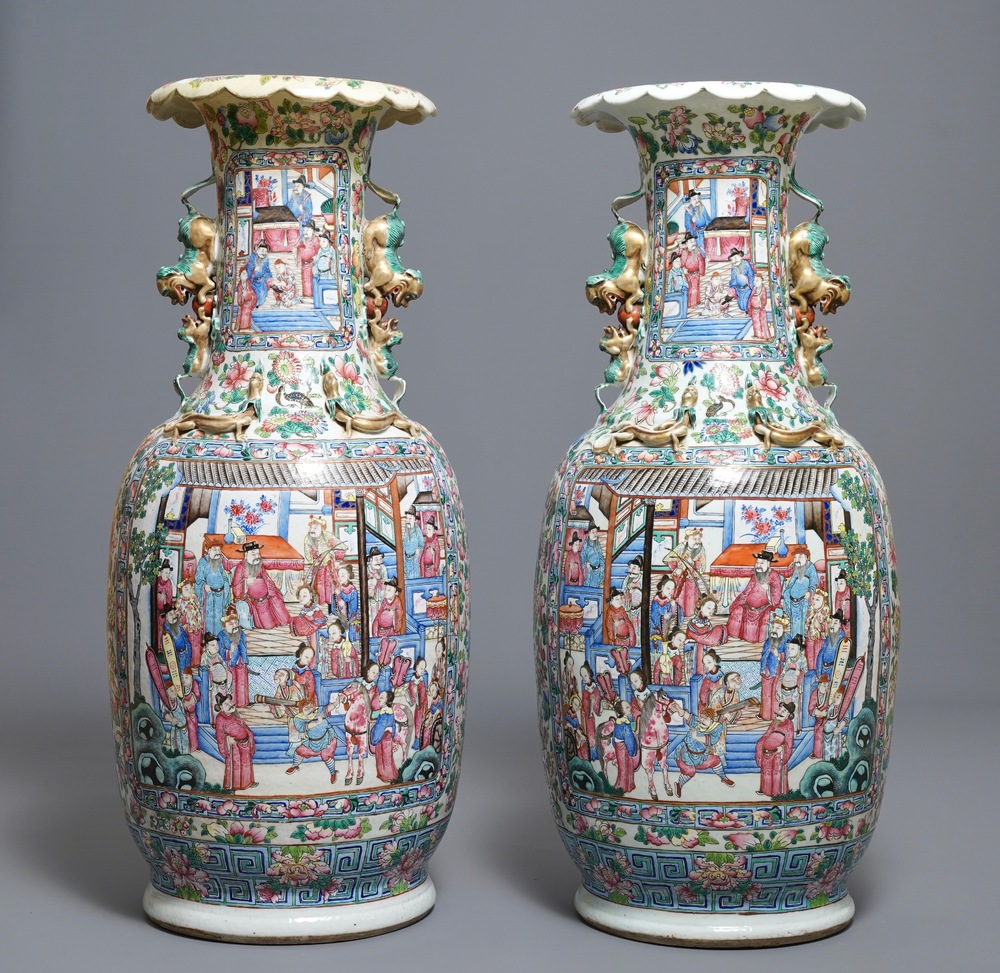 Une paire de grands vases en porcelaine de Chine famille rose, 19&egrave;me