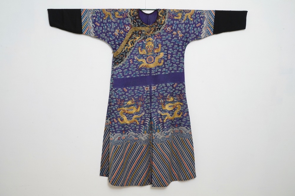 Une robe 'jifu' en soie brod&eacute;e &agrave; d&eacute;cor de dragons &agrave; cinq griffes sur fond violet, Chine, 19&egrave;me