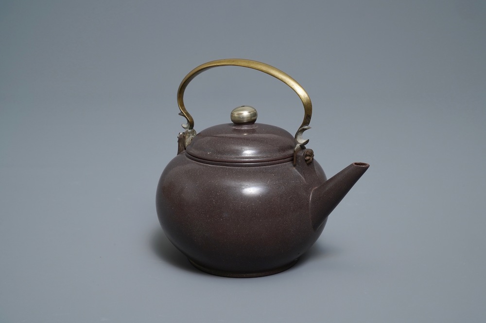 Une th&eacute;i&egrave;re en gr&egrave;s de Yixing poli de type Bencharong pour le march&eacute; thai, 19&egrave;me