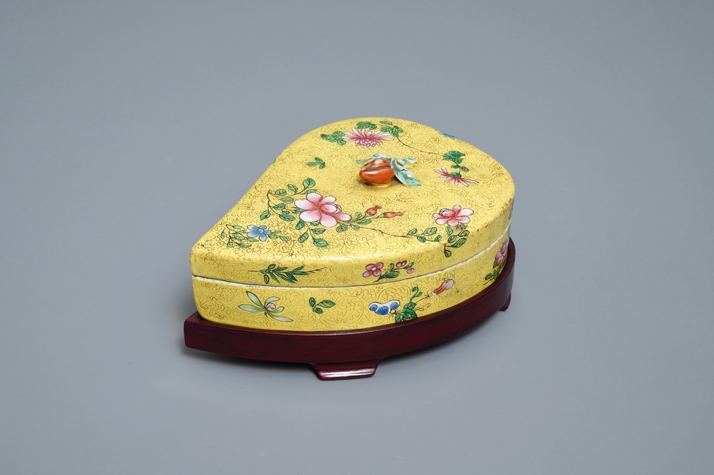Een Chinese famille rose dekseldoos met gele fondkleur, 19/20e eeuw